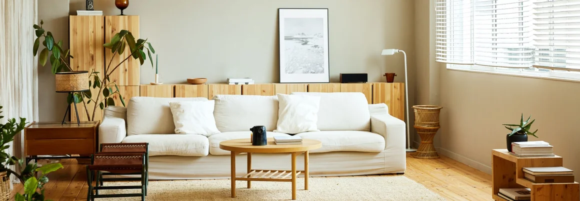 Helles Wohnzimmer mit Holzmöbeln